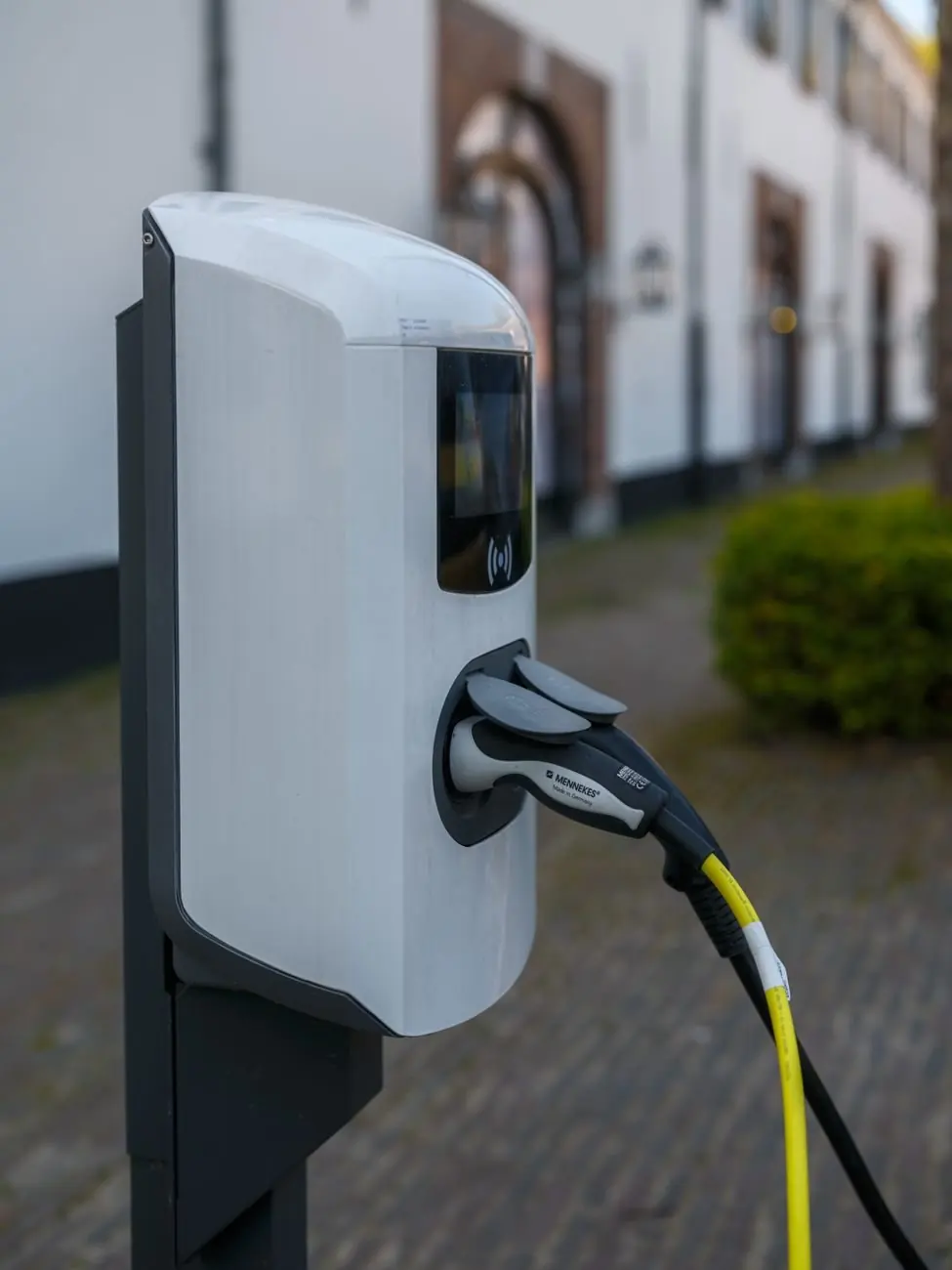 Borne de recharge murale blanche avec câble jaune branché