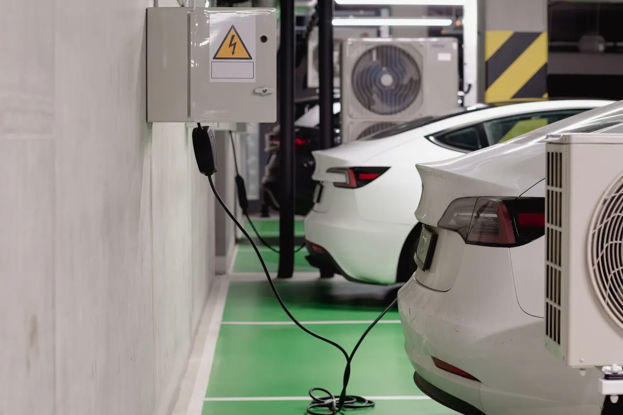 Boîtier électrique mural et véhicules électriques en recharge dans un stationnement souterrain
